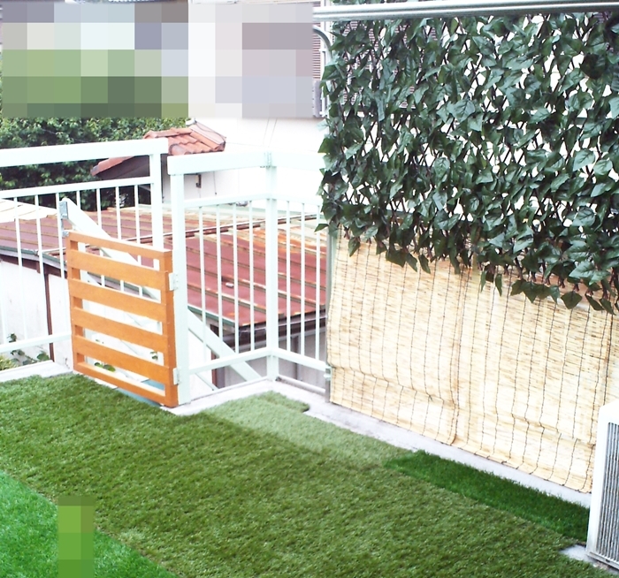 目隠しフェンス 人工芝を敷き詰める